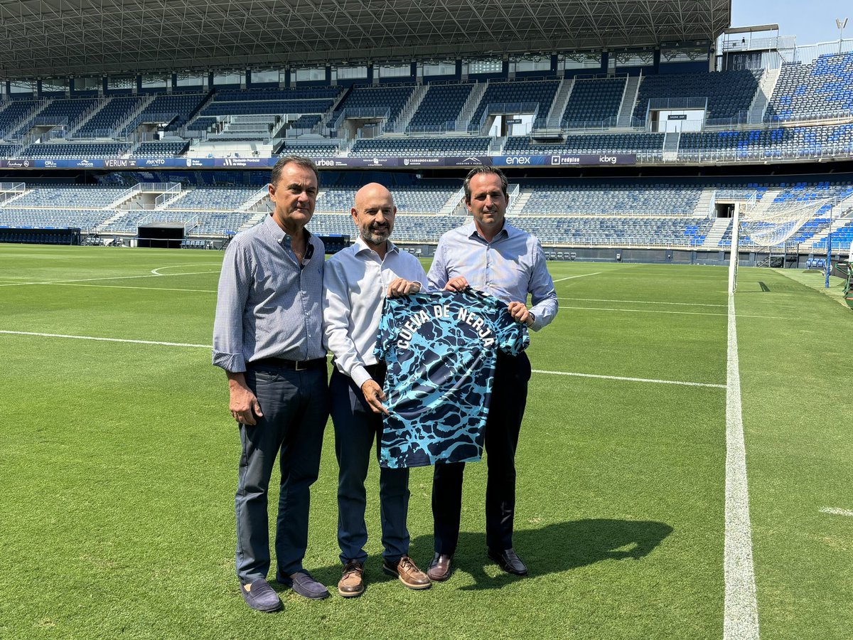 El logotipo de #CuevaDeNerja vuelve a lucir en camiseta pre-match 25/26 del #Málaga CF 
<a href="/FJavier_Salas/">Javier Salas</a> ha visitado La #Rosaleda para la presentación del nuevo diseño.
Acompañado de: 

(1/3) 🧵👇
