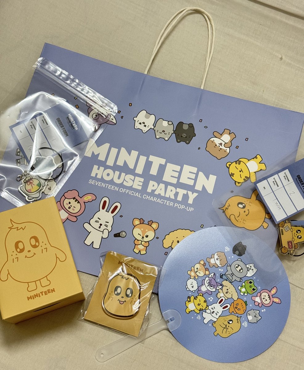 sofiah_amylia's tweet photo. Goods secured ❤️ 

#SEVENTEEN #세븐틴 #SEVENTEENinKL #SEVENTEENinPJ #SEVENTEENinMY #MINITEEN #미니틴 #MINITEENinKL #MINITEENinPJ #MINITEENinMY https://t.co/n2qLa6aQ1k