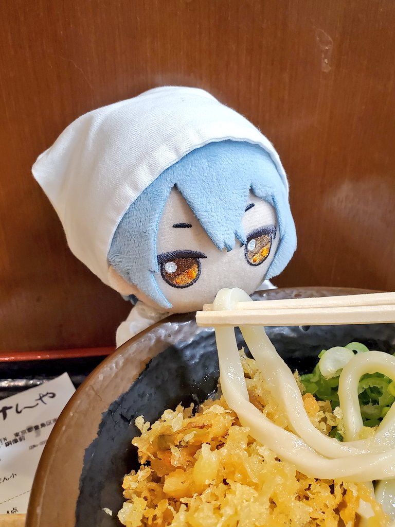 ﾁｭﾙﾁｭﾙ…… コシがあってもちもちの麺と、すだちをかけたさっぱりおつゆの相性が最高だよ しいたけ天とかしわ天も、俺と同じくらいの大きさで、食べ応えがあるよ 俺も、いつかは本場で作ってみたいよ