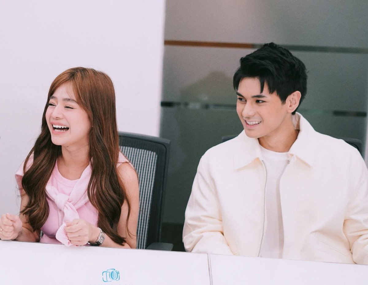 happiness looks good on yu loves

LOVE WINS WITH DUSTBIA 
LOVE WINS WITH DUSTBIA