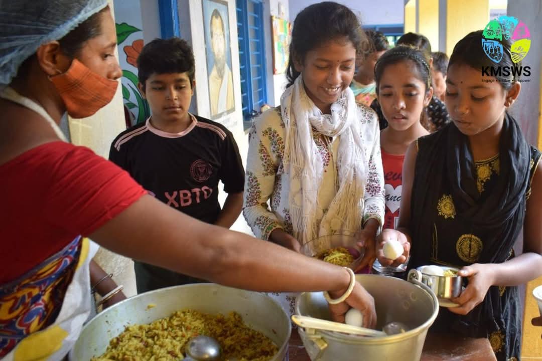 KankuraMasat's tweet photo. Every day, 1,166 kids get breakfast, lunch & snacks at our 7 centres incl. #Sundarbans!
Thanks to @FeedingIndia @zomato for powering this mission.
Together we’re fighting child hunger & fueling dreams.
Join us in this journey!
#KMSWS #EndHunger #CSRIndia #ChildNutrition #Zomato https://t.co/MVVCcH8aUZ