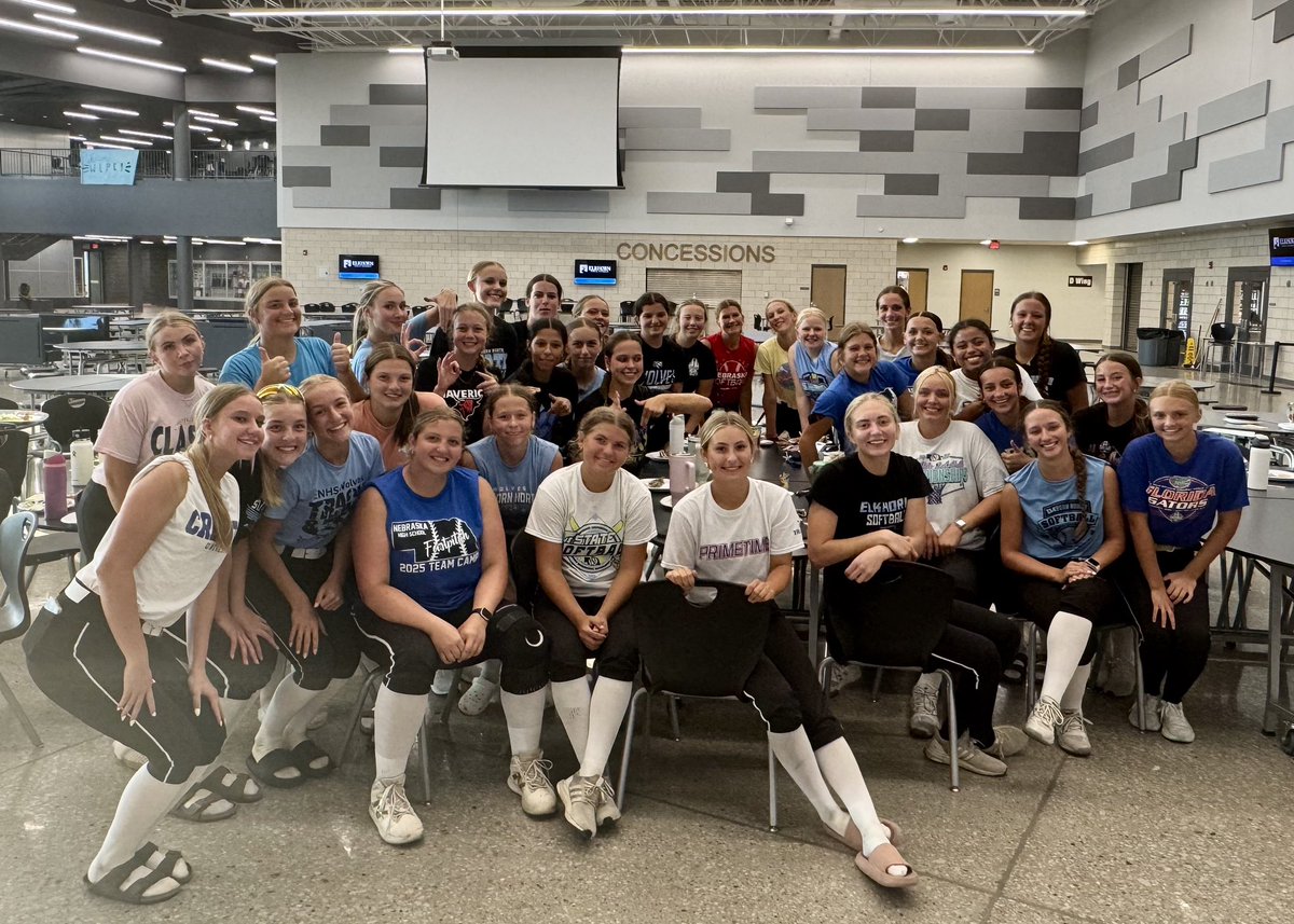 ENHSSoftball's tweet photo. Team Dinner! 
Thank you senior parents! 🩵🖤 https://t.co/3SjPjo9v4q