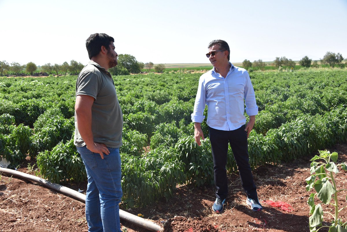 Fen İşleri Müdürlüğümüz tarafından Karakoyun ve Gözelek kırsal mahallelerimizde asfalt öncesi yapılan çalışmaları yerinde inceledik. 

Söz verdiğimiz gibi; hemşehrilerimizin daha güvenli ve konforlu yollara kavuşması için gece gündüz demeden ekiplerimizle sahada çalışıyoruz.