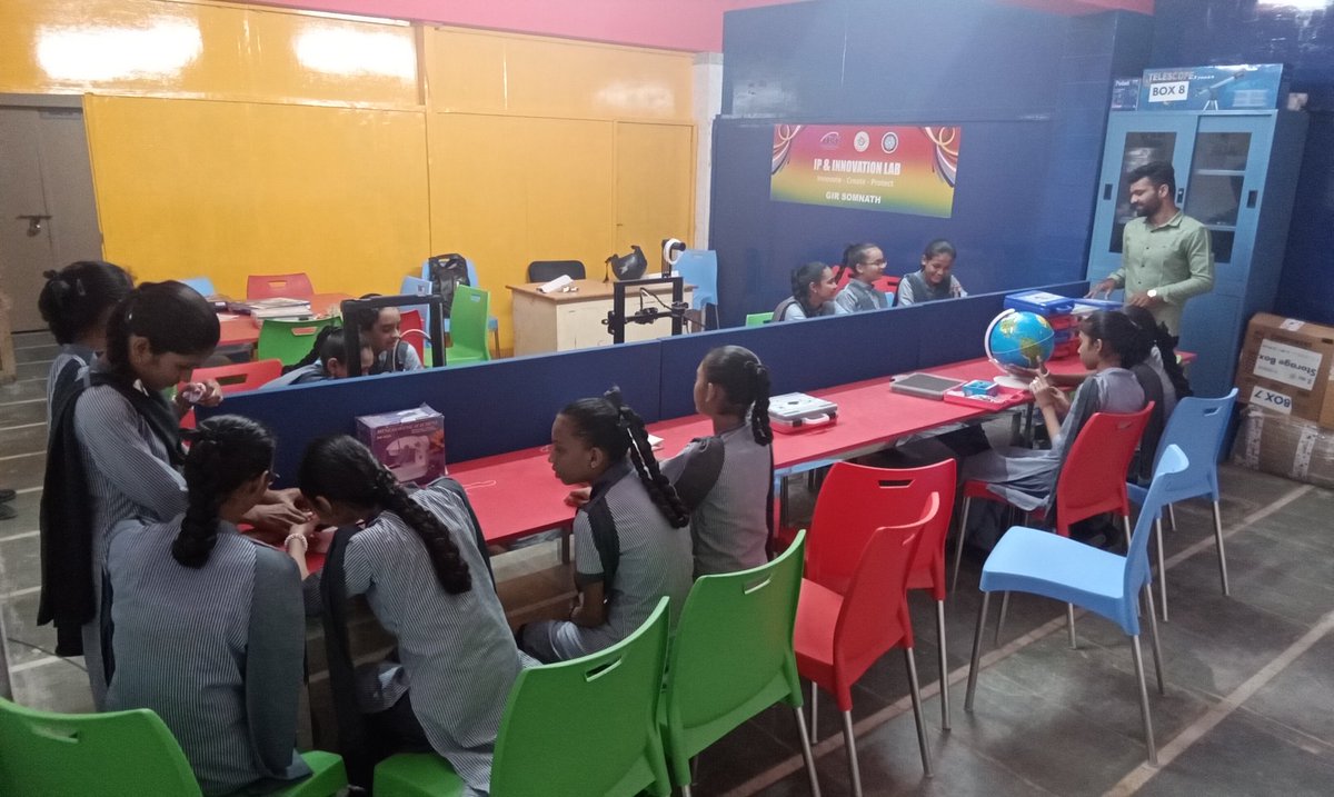 IPLabGirSomnath's tweet photo. #primary girls school prabhas patan #visit ip &amp; Innovation Lab Gir-Somnath 
#spacescience 
#spaceexplorer
#Rocketlauncher 
#orbootearthapp
#minisewingmachineo
#diydrone &amp; others 
#onhand activities...

@InfoGujcost
@dstGujarat 
@DCSC_GIRSOMNATH 
@narottamsahoo 
@Punam_Bhargava https://t.co/IxMIk87iKF