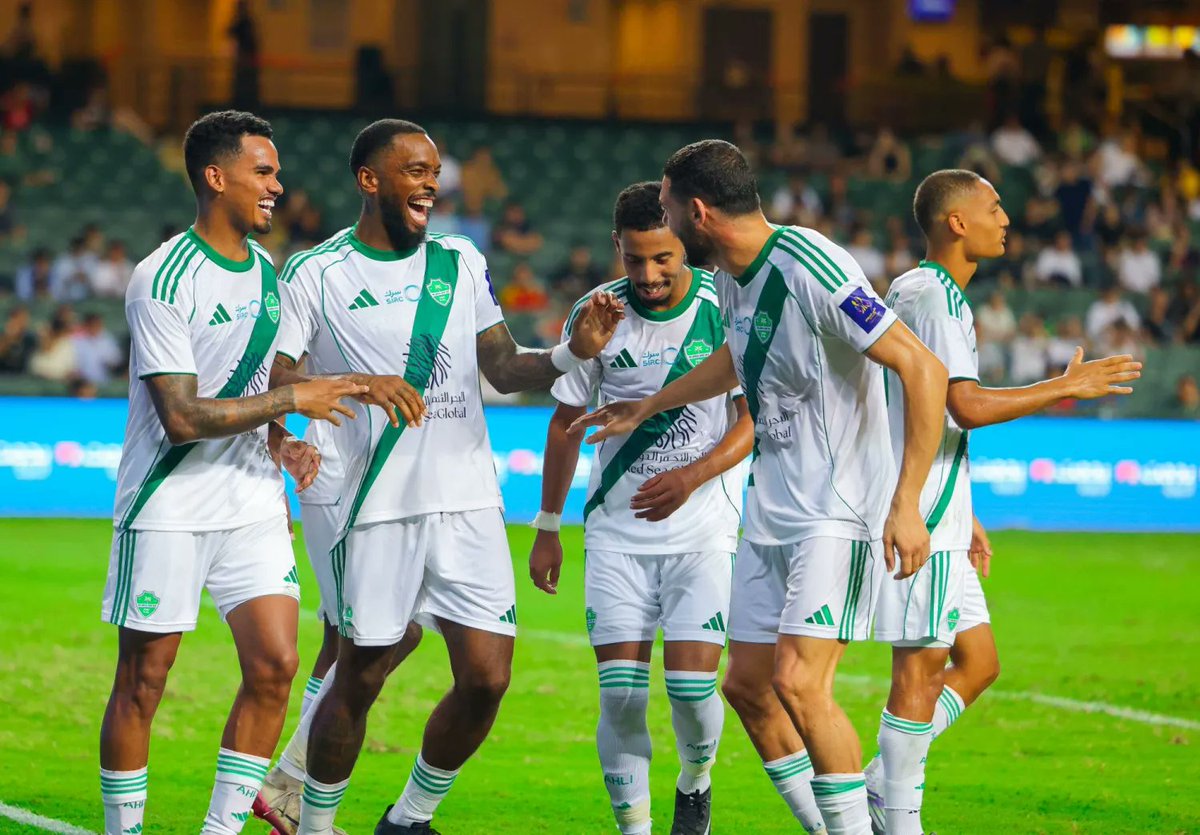 #الاهلي_السعودي_الدنمارك
ربما يعيد التاريخ نفسه ويفوز الأهلي ببطولة السوبر السعودي ،مع انسحاب (الهلال)  ، ففي عام 1992 تم استدعاء منتخب الدنمارك ليحل بديلا عن منتخب يوغسلافيا ، وتمكن من الفوز ببطولة اوروبا.
جاء يطل ، غلب الكل.