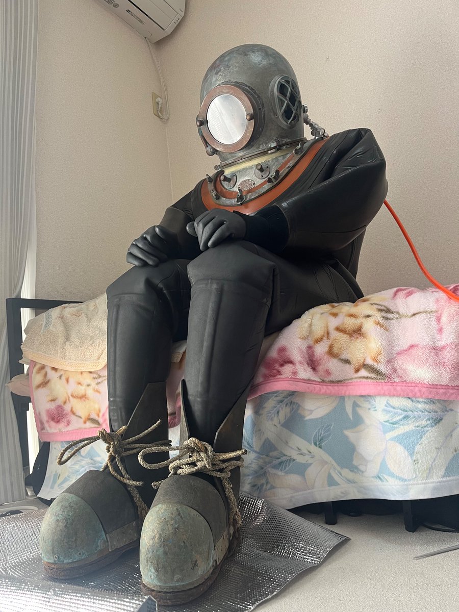 Tsuru_kigcos's tweet photo. [自前の宇宙服]って、こーやんさんしか使えないパワーワード！！

[自前のヘルメット潜水服]はあるけど…
自分一人では着れないのがね〜🥲
(着せる頻度が圧倒的に多い) https://t.co/J5NpZJZnbT