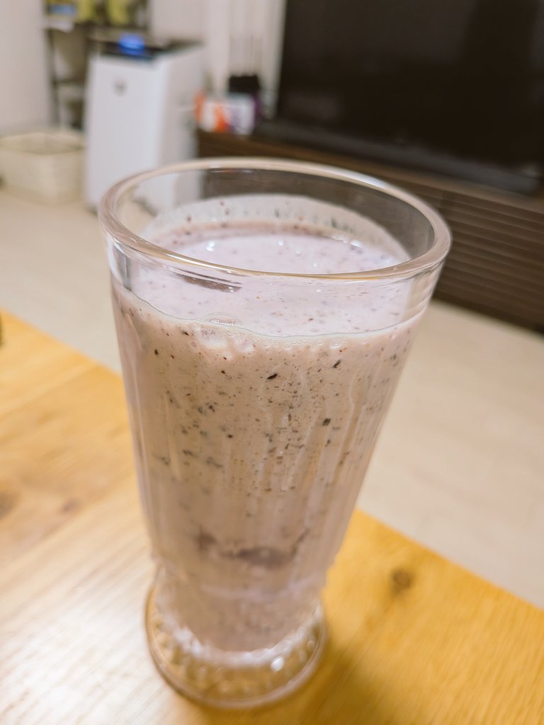 喉痛すぎて物食えんからブルーベリーラッシー作った
写真だと色わっるいな