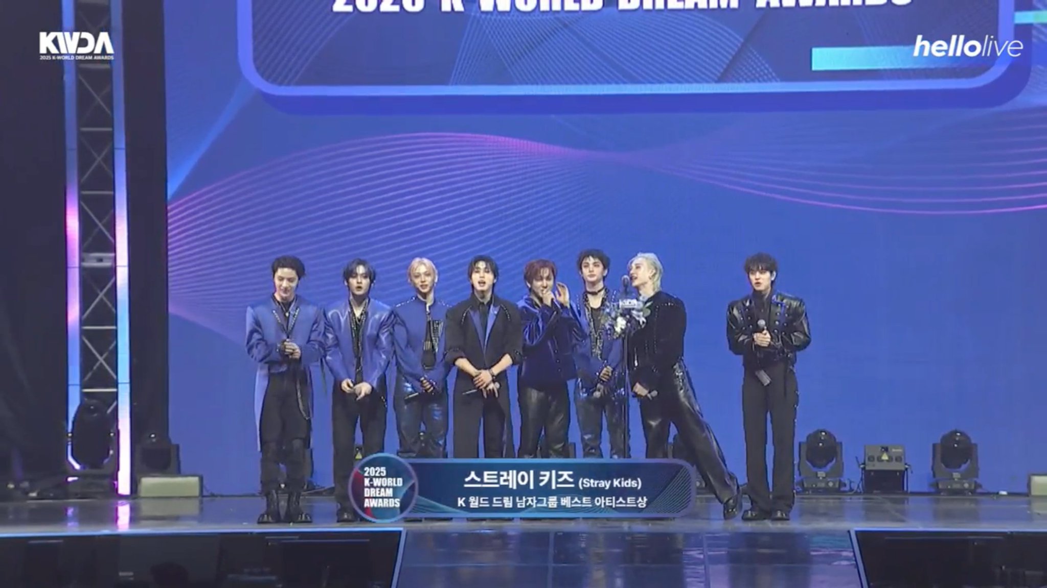 Gy4EIk3akAAGb0n.jpg:large