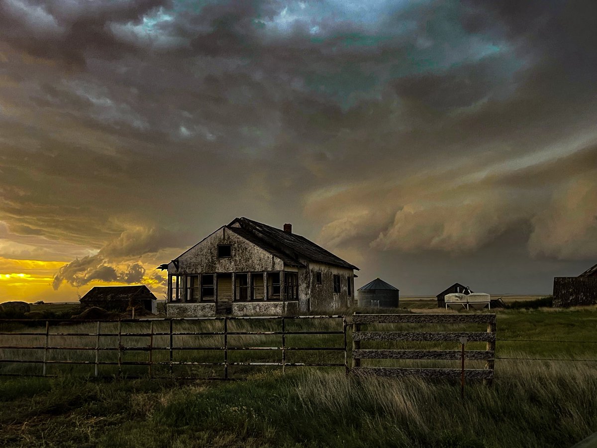 This long track supercell caused alot of damage along its multi province travels #skstorm #abstorm feom West of Brooks to Highway 4 in Sask