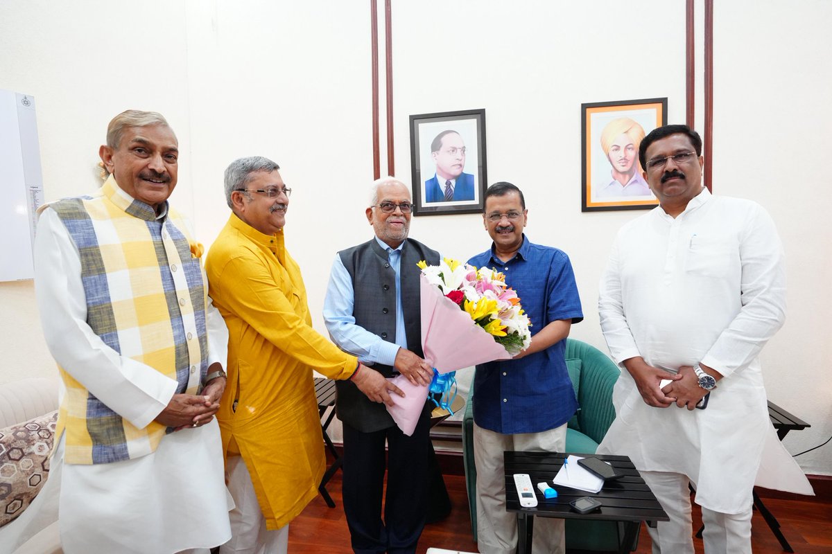 ArvindKejriwal's tweet image. उपराष्ट्रपति पद के लिए विपक्ष के उम्मीदवार जस्टिस बी. सुदर्शन रेड्डी जी का आज अपने आवास पर स्वागत किया और उनसे विस्तार से बात की। 

आम आदमी पार्टी उनकी उम्मीदवारी का पूरे विपक्ष के साथ मिलकर समर्थन करेगी।

इस दौरान कांग्रेस सांसद प्रमोद तिवारी जी, सैयद नासिर हुसैन जी और तृणमूल…