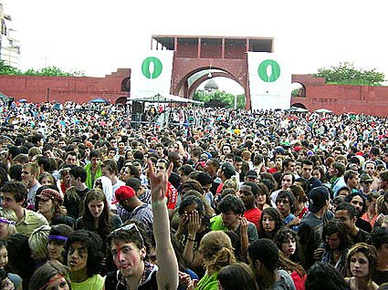 perpetua's tweet photo. Remember the McCarren Pool Parties in Greenpoint, Brooklyn, from the summer of 2006 through summer of 2008? https://t.co/Qc5CQZGF6R