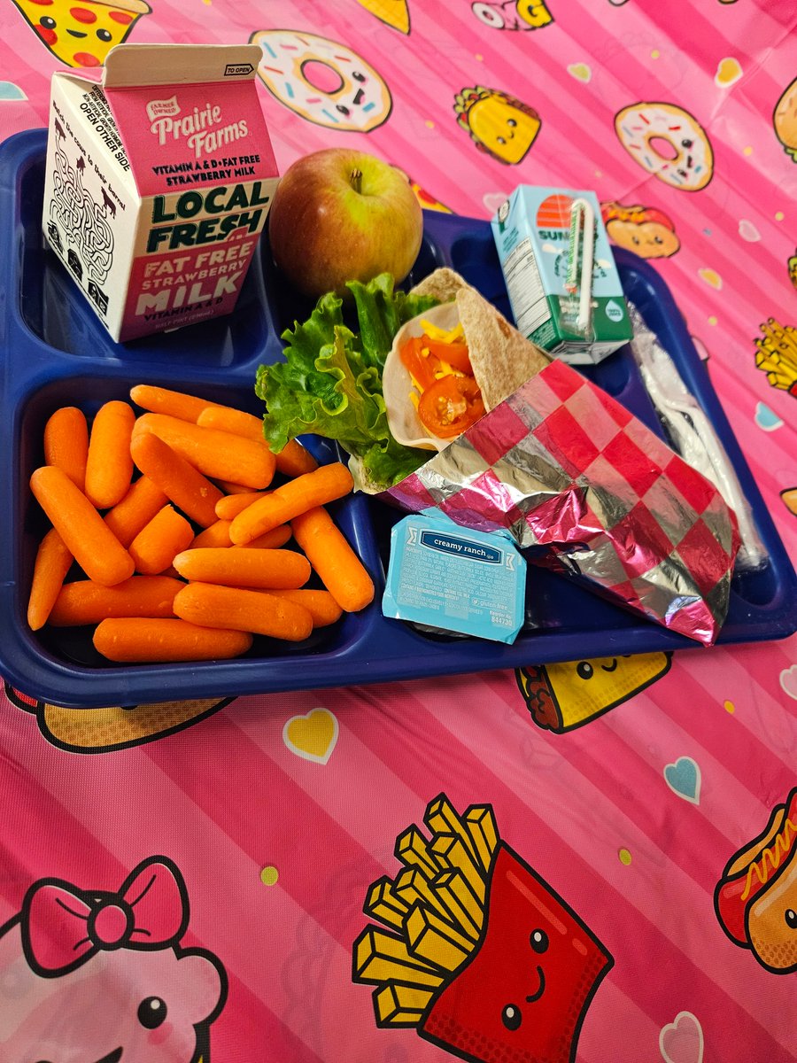 TODO alumno de día completo puede recibir un desayuno y un almuerzo gratis con un cartón de leche cada día escolar. Los desayunos deben pedirse con antelación. Los menús están publicados en nuestro sitio de Internet joliet86.org, haga clic en el botón «Comida» (Dining)