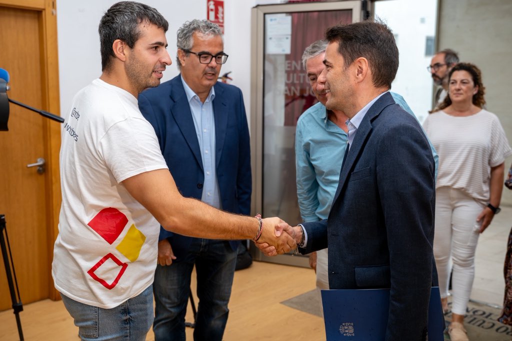 Visitamos junto al alcalde de #Suances, Andrés Ruiz Moya el stand que el <a href="/INCIBE/">INCIBE</a> ha instalado para formar e informar a la ciudadanía de experiencias seguras en la red.

Redoblemos esfuerzos entre todos para que la red sea una oportunidad y no una amenaza.

#ExperienciaINCIBE