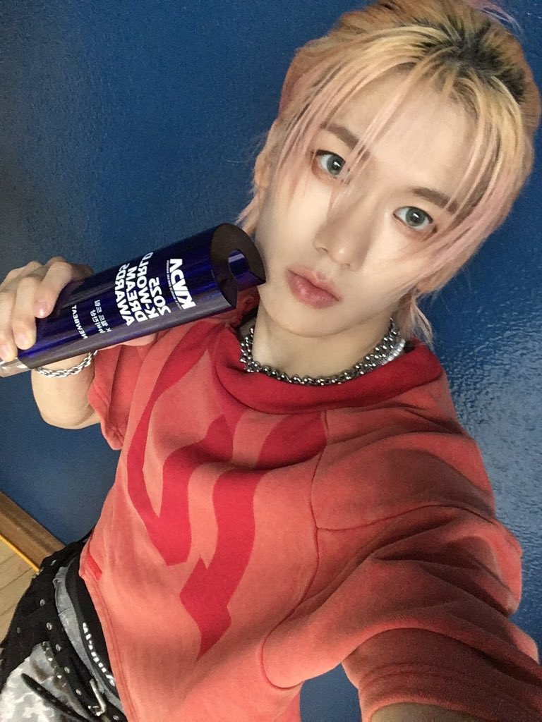 NewBeat_twt's tweet photo. [#홍민성]

K-WORLD DREAM AWARDS
K 월드 드림 뉴비전상
뉴비트 뉴비전상 라임 좋다
여러분 덕분이에요💙
앞으로 더 많고 다양한 상 안겨드릴게용💙 https://t.co/bJt64FY2uo