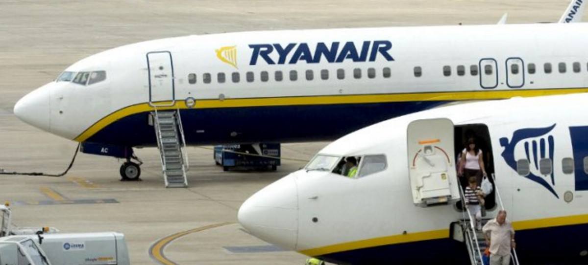 La huelga en el hadling de Ryanair sigue, mientras Menzies negocia. La huelga de Azul Handling, propiedad de la aerolínea irlandesa de bajo coste Ryanair, continuará este viernes, mientras que en el caso de Menzies, la dirección de la compañía y el comité de huelga se reúnen este