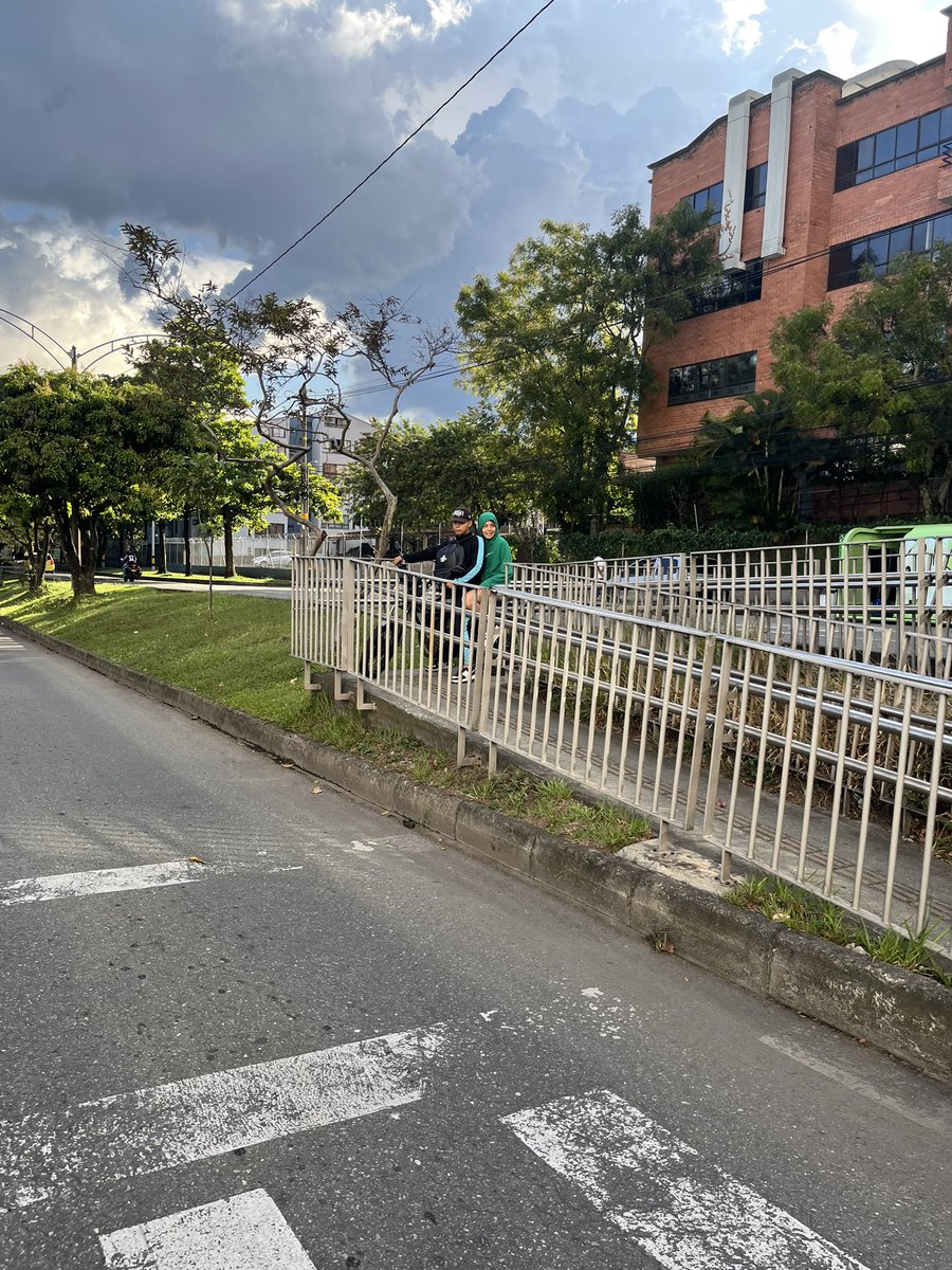 JessikaDuarteRa's tweet photo. @sttmed hasta cuándo nos tenemos que aguantar que las motos invadan las aceras y los pasos peatonales. Este es un paso para llegar a un hospital 😤 https://t.co/H1uRaPxdpd