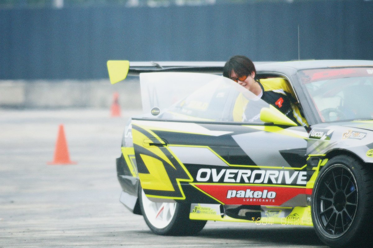 ทุกคนกลับบ้านกันอย่างปลอดภัยนะค้าบ ตากฝนกินยาดักกันไว้ด้วยน้าาาา วันนี้ร้อนมากๆฝนตกด้วยขอบคุณที่มาให้กำลังใจพี่บิวกันค้าบ้าน

Everyone, get home safely. If you got caught in the rain, don’t forget to take some medicine just in case. Today was so hot and rainy—thank you so much