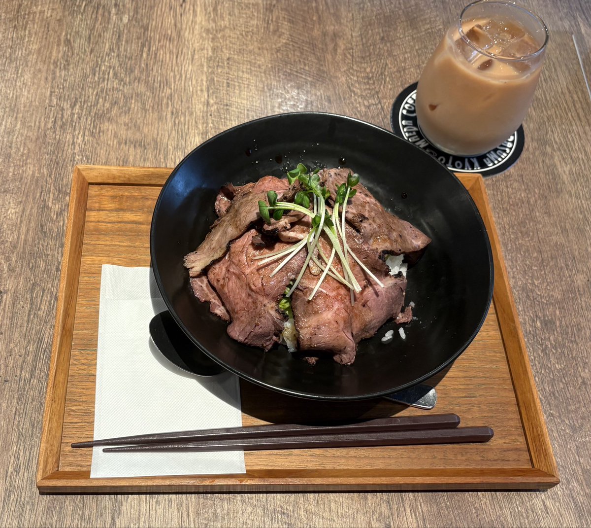Poohandtea's tweet photo. 前田珈琲でランチ🍽️
国産牛のローストビーフ丼と英国風ミルクティーのランチセット🇬🇧
モリタ屋のお肉がたっぷりで嬉しい👍🏻
ミルクティーも香りが強くて美味しかった💞
廃校の教室が喫茶店になっていてとってもエモい😽
#茶好連 
#前田珈琲 
#明倫小学校 https://t.co/HbeOhwJMr2
