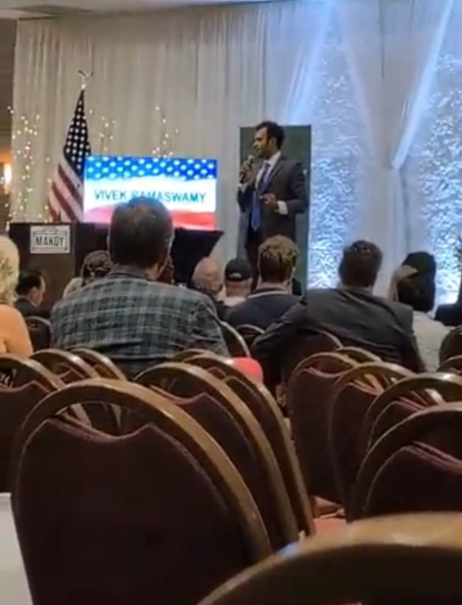 People have been sending me videos from inside <a href="/VivekGRamaswamy/">Vivek Ramaswamy</a>'s event last night:
drive.google.com/file/d/1ZZCWbT…

No wonder he only let supporters in. They were trying to hide how empty the room was 😂