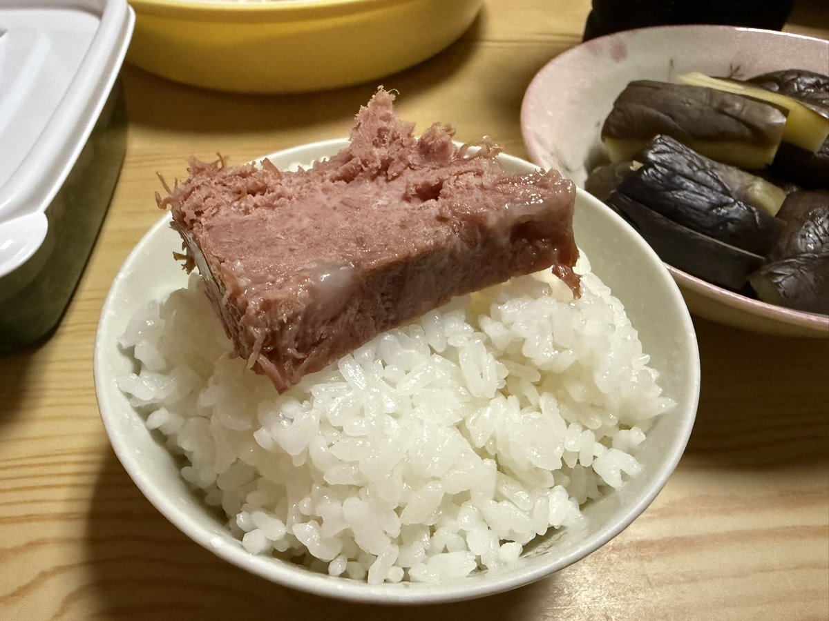 ご飯の妖精からお勧めされたコンビーフ。
400gで3500円＋送料1500円の5000円。
脂もうまいし赤身も噛むと旨みが出る。