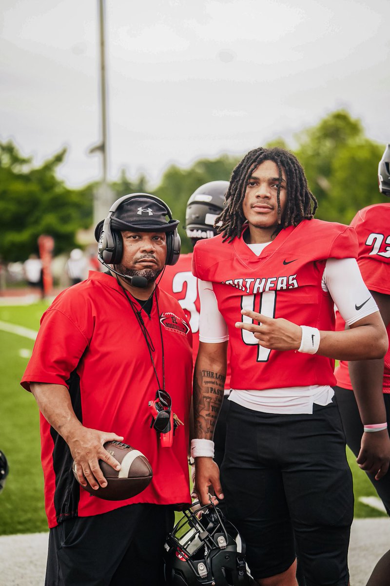Today I’m thankful for my QB coach,he’s always pushing me to be great🤞🏽 <a href="/RVille_Football/">Roseville Football</a> #ThankfulThursday <a href="/RMACK33/">Robert McCalebb</a>