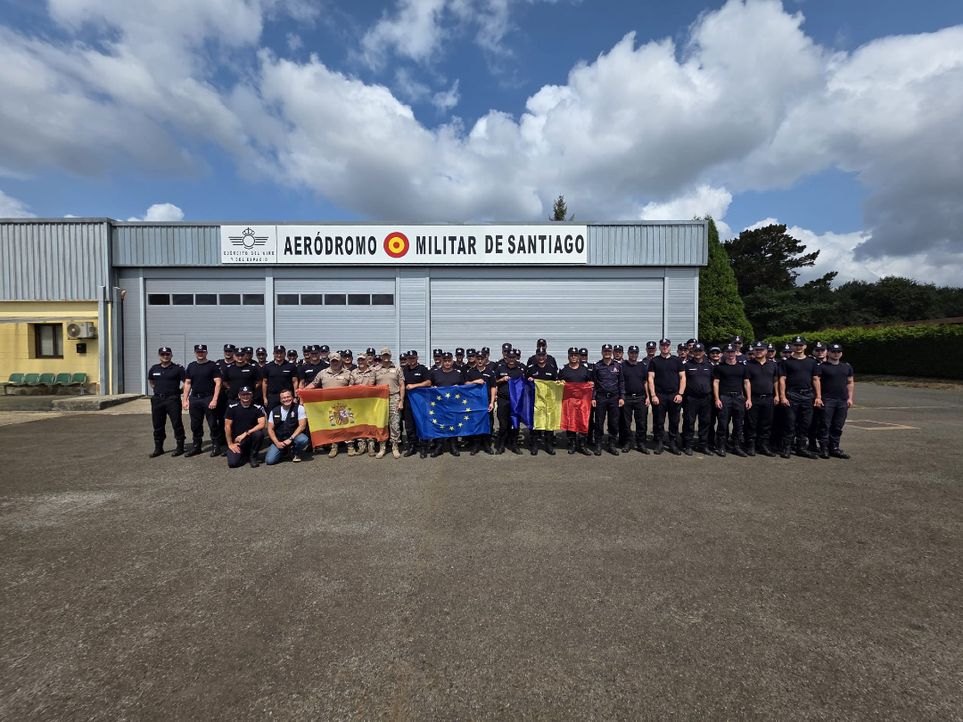 Ministerio del Interior (@interiorgob) on Twitter photo 🇷🇴🤝🇪🇸 51 bomberos de #Rumanía llegan a #Galicia para apoyar en la lucha contra los incendios forestales en #Ourense.
🧑🚒 Su despliegue se enmarca en el mecanismo europeo de protección civil de <a href="/eu_echo/">EU Civil Protection & Humanitarian Aid 🇪🇺</a>, activado por <a href="/interiorgob/">Ministerio del Interior</a>.
🌍 Cooperación que salva. 🇷🇴🤝🇪🇸 51 bomberos de #Rumanía llegan a #Galicia para apoyar en la lucha contra los incendios forestales en #Ourense.
🧑🚒 Su despliegue se enmarca en el mecanismo europeo de protección civil de <a href="/eu_echo/">EU Civil Protection & Humanitarian Aid 🇪🇺</a>, activado por <a href="/interiorgob/">Ministerio del Interior</a>.
🌍 Cooperación que salva.