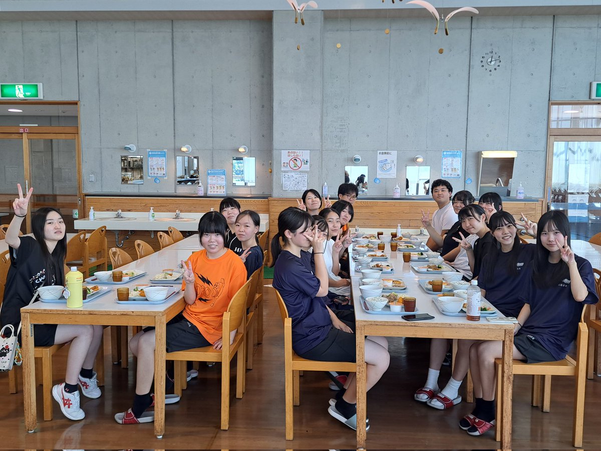 iwakisogochorus's tweet photo. 今日から2泊3日の合宿が始まりました！
1日目はアンサンブル練習で三グループに分かれて練習しました☺
各々グループごと、どうすればいい合唱ができるのかと話し合いをしました。
明日はいよいよ発表なので各グループいい発表になるように頑張りたいと思います♪ https://t.co/kM8SzY1AsV