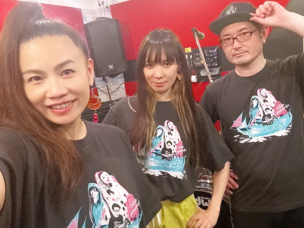 hisayo_tp's tweet photo. 🚢明日のグッズこちら🚢
Tシャツ 3500円
バッグ 2000円
「ことそとあとど」CD-R付コースター 1200円
3000円以上お買い上げの方にお好きなデモ💿差し上げます!「夜明けの合図」「taltolta」「曖昧シナモンロール」からお選び下さい!
#tp25th https://t.co/6CYPjyw0sD