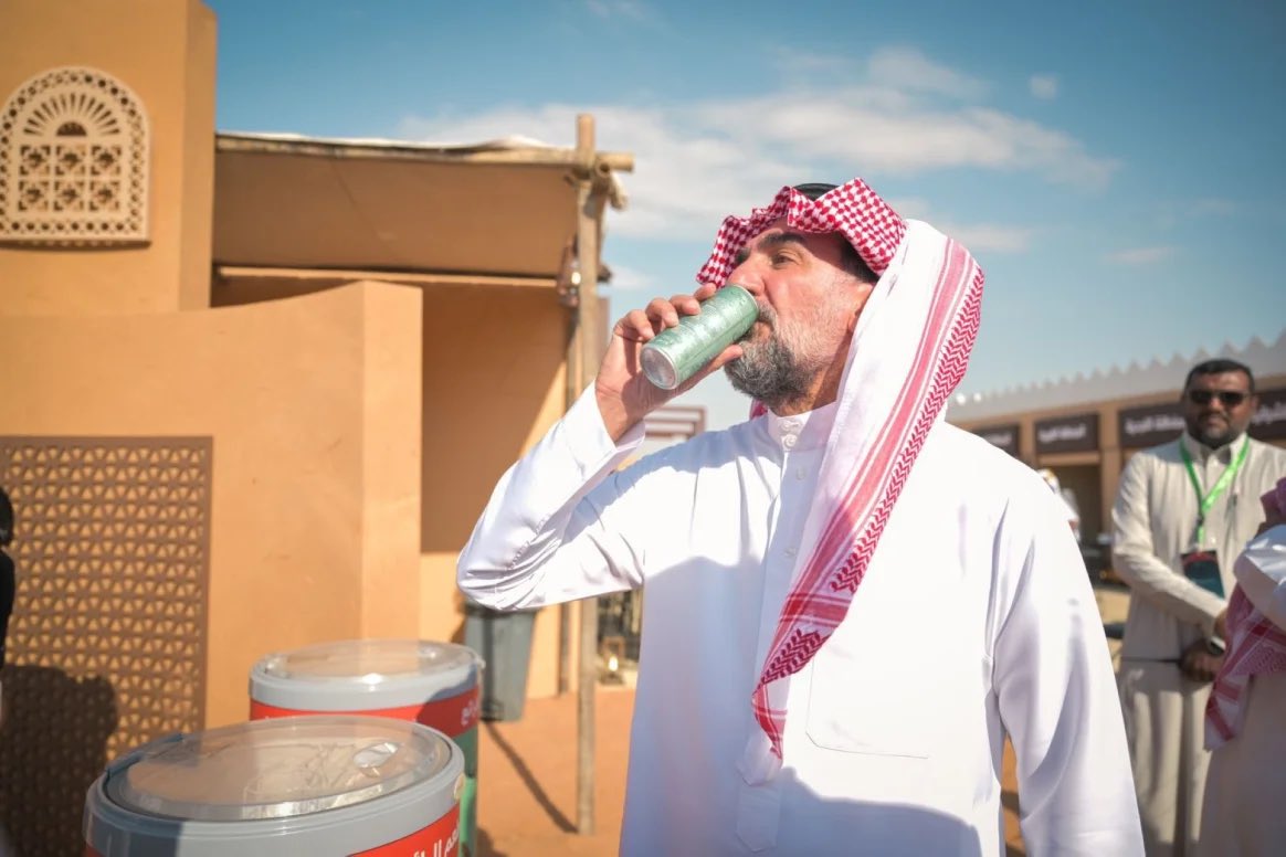 شركة #طيران_الرياض توقع شراكات مع ميلاف العالمية للأغذية، والشركة السعودية للقهوة لتقديم الضيافة السعودية على متن رحلاتها عبر مشروب ميلاف كولا المستخلص من التمر الطبيعي، والقهوة السعودية من جازان وأبها والباحة، و7 أصناف فاخرة من التمور، لتعزيز تجربة الضيوف وإبراز التراث المحلي