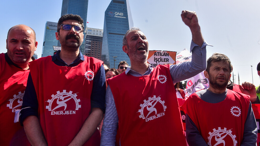 DİSK/Enerji-Sen’den Topağacı’nda görevli enerji işçilerine: “İnsanlıktan nasibini almamış amirlerin emirlerini hiçbir işçi arkadaşımız yerine getirmemeli” 

sendika.org/2025/08/disk-e…