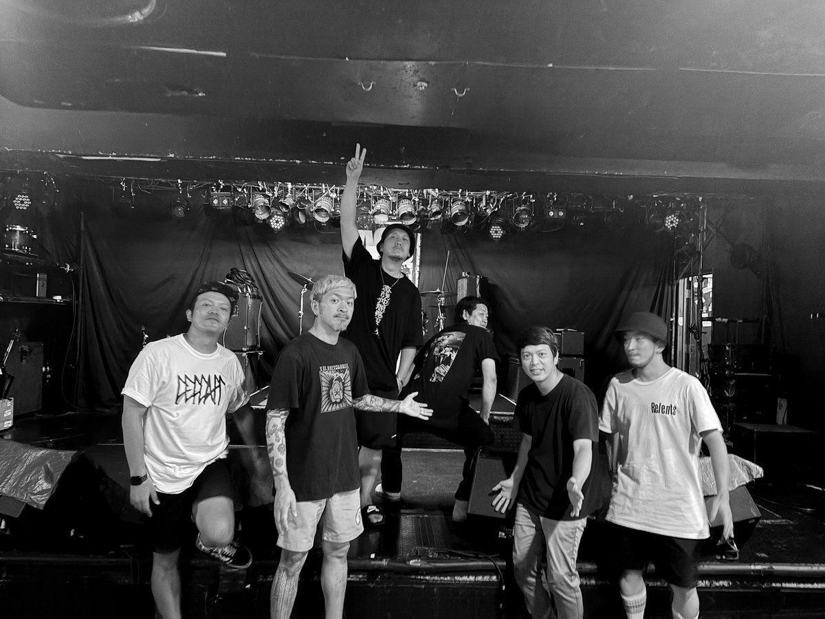 青森に向けてもうすぐ東京を出発します🚐
初めての遠出、見に来てね☺︎
SWITCHERってのは
FUMI(COQUETTISH / EL CARNAVALOW)
B-CHAN(ex FIRST THINGS FIRST / ex MICE)
MIZO(GoodMorningMom)
SYUICHI(Break the Line / ex SPLASH)
俺(MINAMI NiNE)
からなる５人組のバンドで、
スタッフは光くんです！