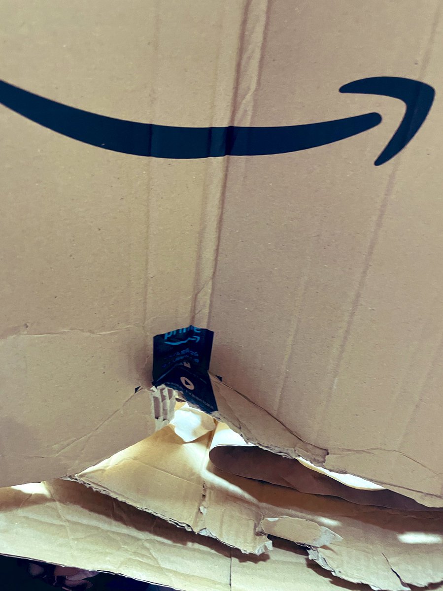 めちゃくちゃに破損した段ボールでAmazonが届いたゾッ💢