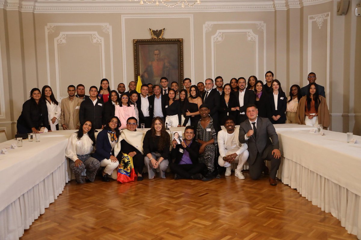 Monteriaucc's tweet photo. #OrgulloUCC 
Carolina Herrera, Egresada de Derecho participó en el Consejo Nal. de Juventudes en la Casa de Nariño ante el Presidente Gustavo Petro, ministros y demás miembros del gobierno.
Ella ​​es Consejera de Juventud por Córdoba. Leer más https://t.co/JlypGlIQBm https://t.co/z9Q7ogdZgc