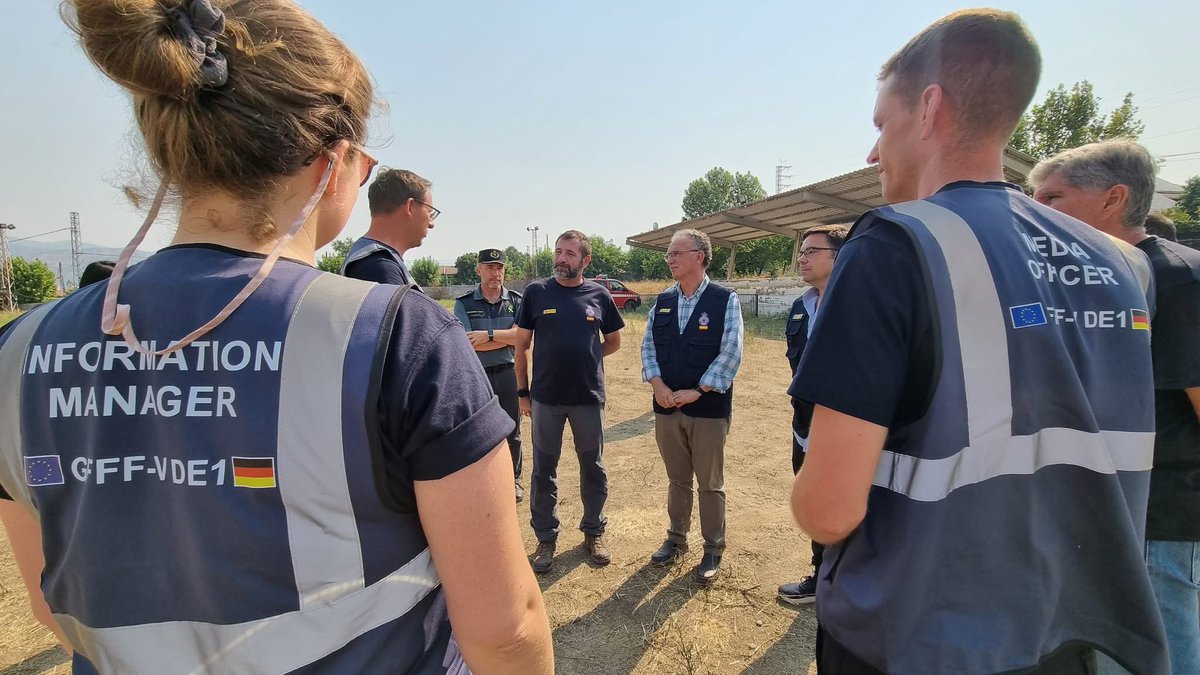 DGobExtremadura's tweet photo. 🇩🇪 @J_L_Quintana ha visitado al destacamento del módulo GFFF-V-DE1 de Cuerpos de #Bomberos de #Renania del Norte-Westfalia ubicado en Aldeanueva del Camino.

Con posterioridad, el delegado se ha trasladado a los municipios de La Garganta y Hervás. https://t.co/Byfr68iPmq