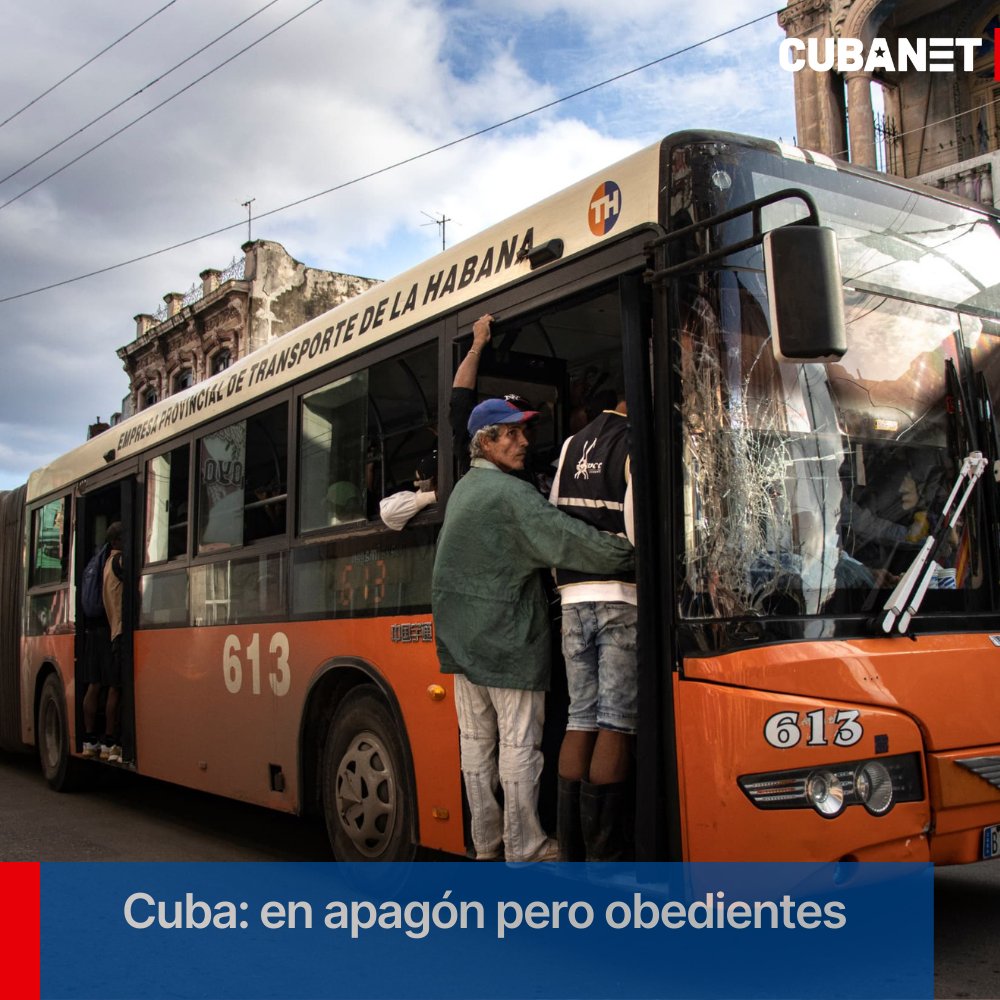 CubanetNoticias's tweet photo. 📷¡Qué bien nos estamos portando! Sudados, sofocados, hambrientos, angustiados pero “tranquilos”. Nos levantamos en las mañanas y nos acostamos en las noches ya ni siquiera preguntándonos qué vamos a comer (a ese otro misterio ya nos acostumbramos hace tiempo) sino a qué hora quitarán la luz (en el caso de La Habana), o cuándo la pondrán (en esos lugares, fuera de la capital, donde los apagones duran más de 20 horas).
Encendemos los datos y, antes que nada, revisamos la programación diaria de interrupciones, escuchamos con suerte y con atención al de la Unión Eléctrica dando el parte sobre averías y mantenimientos, sobre demanda y generación, y acomodamos nuestra existencia a la muerte lenta y simultánea de dos sistemas, el eléctrico y el político.
Si hay luz, ablandamos chícharo, lavamos la ropa, cargamos el celular o corremos a extraer el poquito efectivo que nos queda o el que nos dejen sacar.  El arroz de la bodega no alcanza para todos, solo para los primeros en comprar, pero no te lo dicen así tan feo que suene a un “sálvese el que pueda”, sino que se inventan un nuevo término para disfrazar la misma vieja miseria de siempre.
Si no hay luz, sin pensarlo demasiado compramos el saco de carbón a 1500 pesos (poco más de un cuarto del salario mensual de un ingeniero), o la balita de gas en 15 mil. Y si no podemos ni lo uno ni lo otro, y el hambre no conseguimos aliviarla, pues con 100 o 150 pesos —demasiado barato para como está “la cosa”— nos “echamos un papelito”, que nos haga volar la mente a donde no pudo escapar el cuerpo por falta de dinero para emigrar.
Si no hay luz, y además somos conscientes de que la oscuridad, cada vez más intensa, llegó para quedarse, y aún tenemos claro al menos que el “químico” no es una opción, entonces reunimos tres o seis meses para un bombillo recargable, o todo un año para un ventilador (de esos que traen lámpara y panel solar incluidos), y si nos ponemos de suerte, hasta le sacamos, con lloriqueos, al primo o al amigo los dólares para una planta eléctrica o un “Ecoflow”.
Una planta eléctrica, para distinguirnos del resto del barrio que ni siquiera tiene para comprar velas; para simular que la miseria no nos afecta o, simplemente,  para prender el televisor a las 8:00 pm y enterarnos cómo será el día de mañana en cuanto apagones, y en cuanto a lluvias. Que si la oscuridad es fea cuando no sopla el viento en las noches (para refrescar y llevarse los mosquitos), es mucho más tenebrosa cuando se anuncia una tormenta y el techo de la casa puede caernos encima.
Los apagones marcan el ritmo de nuestras vidas y cuando “se va la luz” al parecer se nos enciende a casi todos esa capacidad de obedecer, como igual nuestra incapacidad para romper la inercia y despojarnos del temor a protestar.
Cada vez suenan menos las cazuelas aún cuando más arrecian los apagones. Aquellos cacerolazos que antecedieron a las protestas masivas del verano de 2021 al parecer se fueron por travesía a cruzar fronteras o se pasmaron de miedo frente a las salvajes golpizas e injustas condenas que sucedieron tras la criminal “orden de combate”.
No se escuchan las cazuelas aún cuando están más vacías que años y meses atrás.
En el país artificial de esa élite que nos oprime, a diferencia del nuestro, hay electricidad, hay gasolina para los autos, hay agua potable en abundancia, internet que funciona sin planes ni tarifazos, banquetes, fincas de recreo, playas exclusivas, bienes que heredar y negocios emprendidos. Hay incluso Parlamento, leyes, una Constitución y hasta un Presidente, todos “de mentiritas”, ellos lo saben y nosotros también, pero de mentiras como esas van los apagones y nuestra enfermiza obediencia.