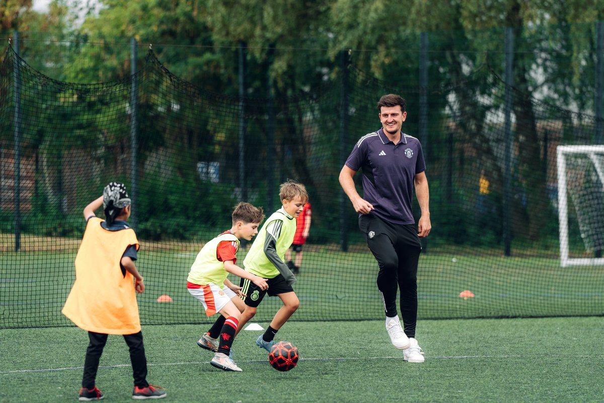 MU_Foundation's tweet photo. Special memories made in Stretford ❤️
Local Foundation participants were buzzing when #MUFC’s no. 5️⃣ @HarryMaguire93 paid a surprise visit to their holiday camp this week 😍🔴
@educationgovuk | #HAF2025 | #TraffordMoving | #HarryMaguire https://t.co/zYUeEu0UAy