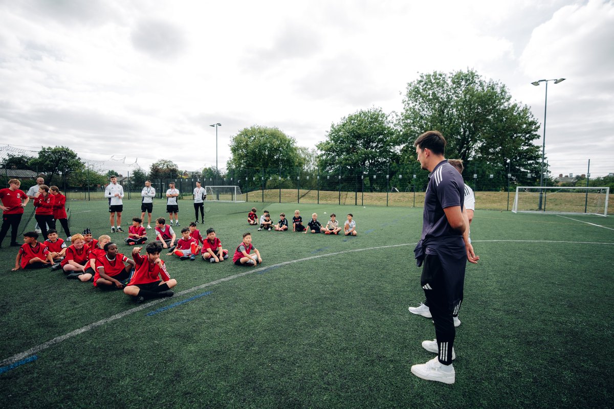 MU_Foundation's tweet photo. Special memories made in Stretford ❤️
Local Foundation participants were buzzing when #MUFC’s no. 5️⃣ @HarryMaguire93 paid a surprise visit to their holiday camp this week 😍🔴
@educationgovuk | #HAF2025 | #TraffordMoving | #HarryMaguire https://t.co/zYUeEu0UAy