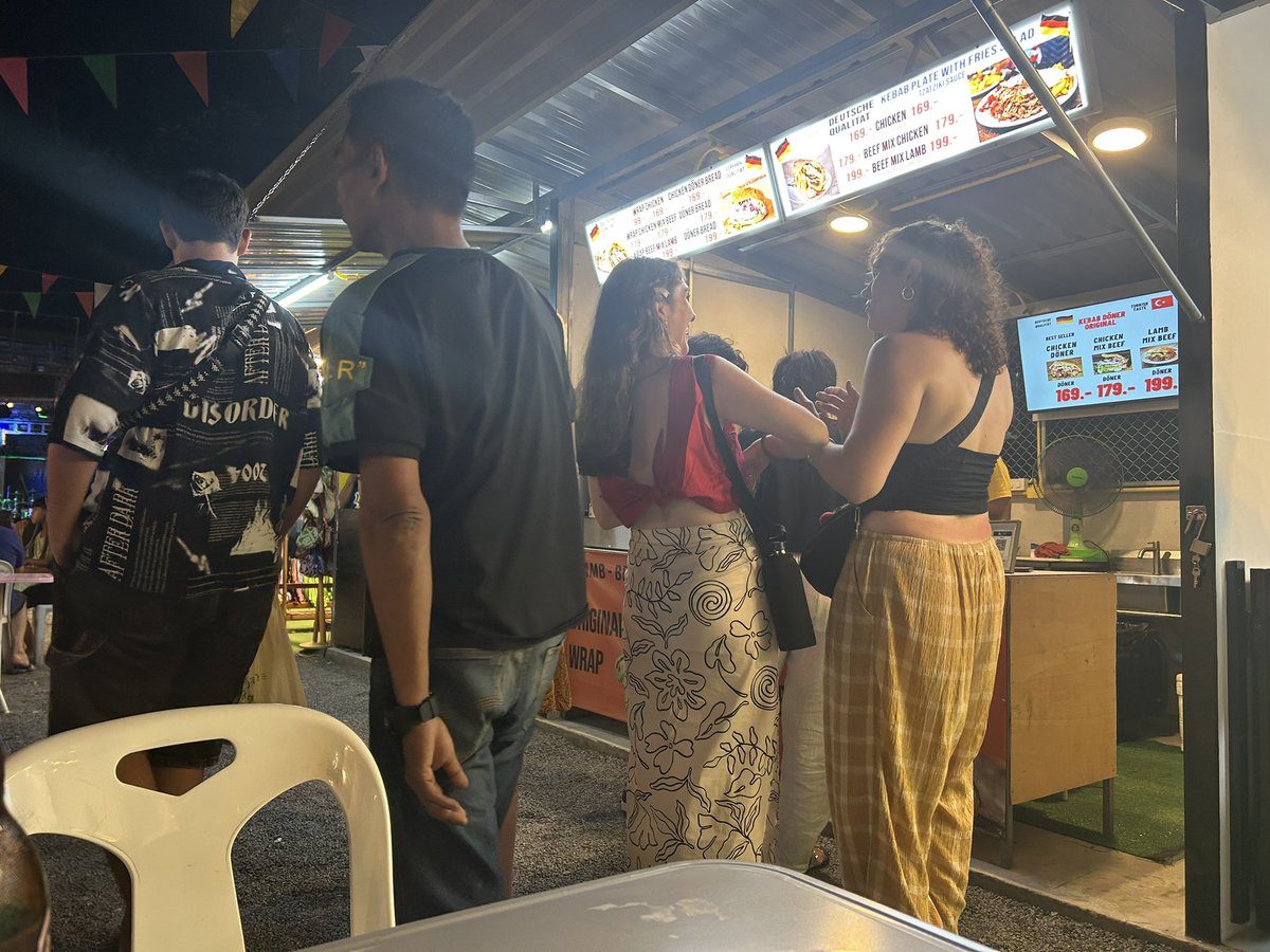 xbeaudouin's tweet photo. Venir en Thaïlande pour bouffer un Kebab. #SRLY? https://t.co/a6Ilx866M3