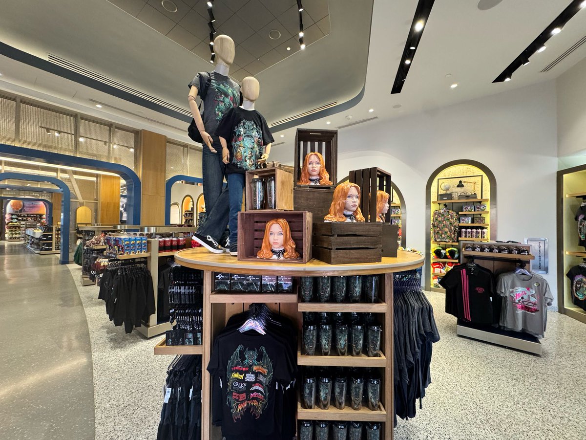 insideuniversal's tweet photo. The Universal Studios Store in CityWalk now features Halloween Horror Nights merch. @HorrorNightsORL  #HHHN34 https://t.co/FZ58zMEVEM