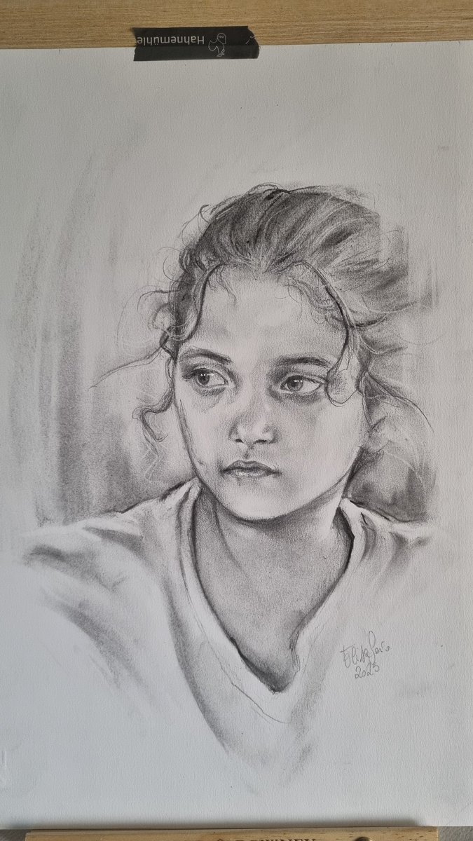 eserioart's tweet photo. Since the moment I’ve read the story of Ward al-Sheikh Khalil, her face and her eyes constantly lived in my mind. I decided to draw her to express my feelings towards these people. 🇵🇸

#portrait #graphite #charcoal #drawing #portraitdrawing #palestine https://t.co/nGl9RbNkU9