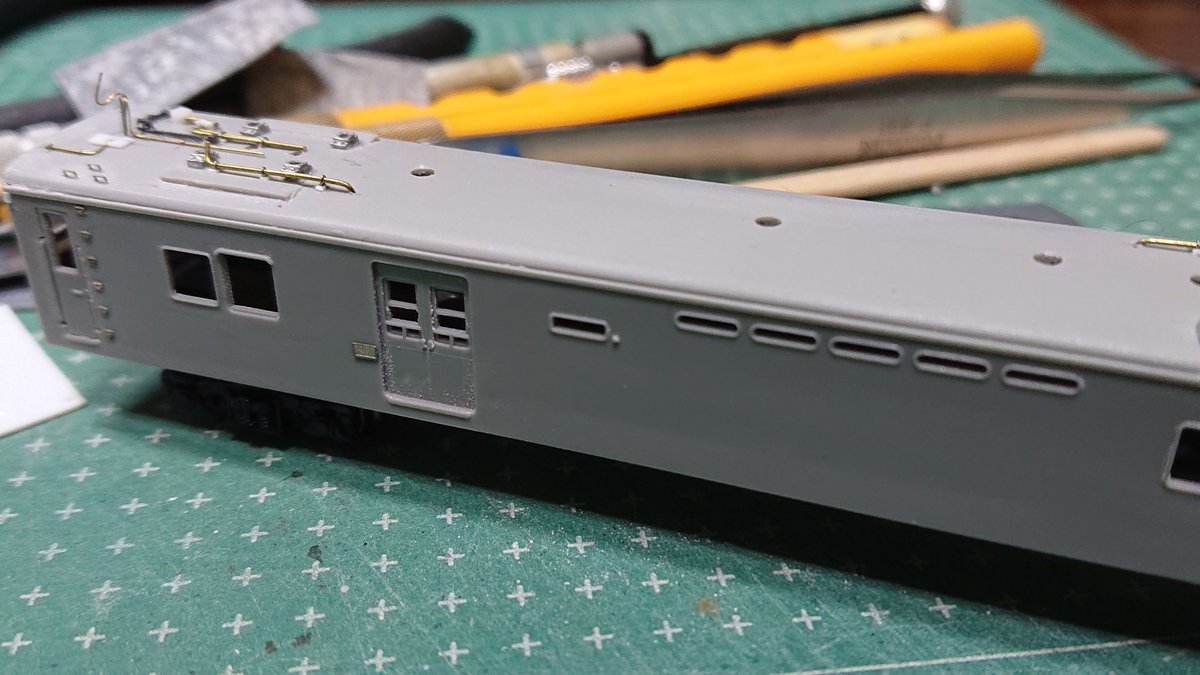 クモユニ82の進捗。
サフを吹く前に、前面窓のベンチレータと雨樋の漏斗を設置、あとは側灯を埋め込みました。手摺やステップはサフのあとに取り付けます。