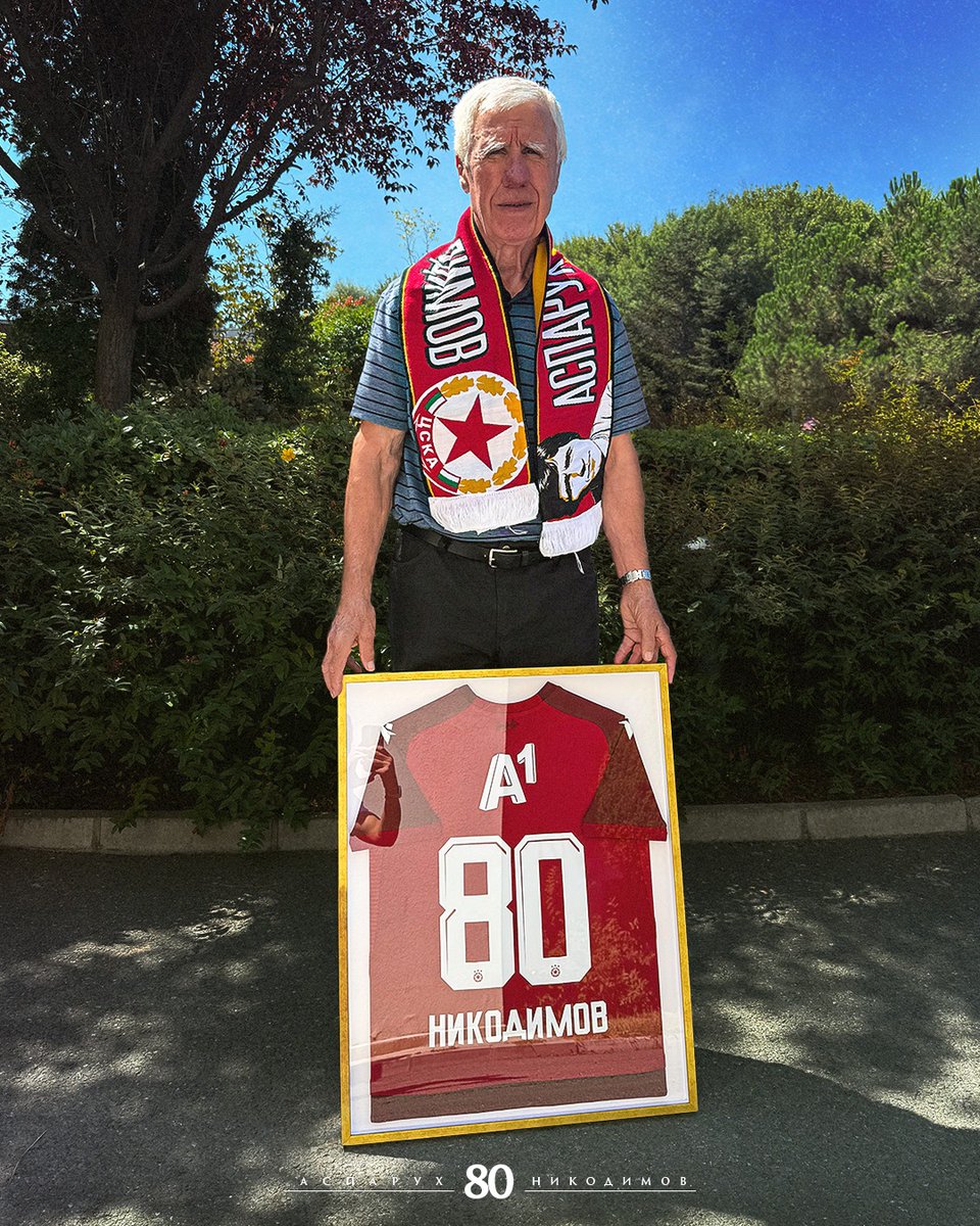 С огромно вълнение имахме честта да връчим на ненадминатия Червен пълководец юбилейна фланелка, специален шал, значка, торта, почетна карта за ложата на мачовете на любимия тим, както и други подаръци, с които да засвидетелстваме благодарността си към неговия принос за ЦСКА