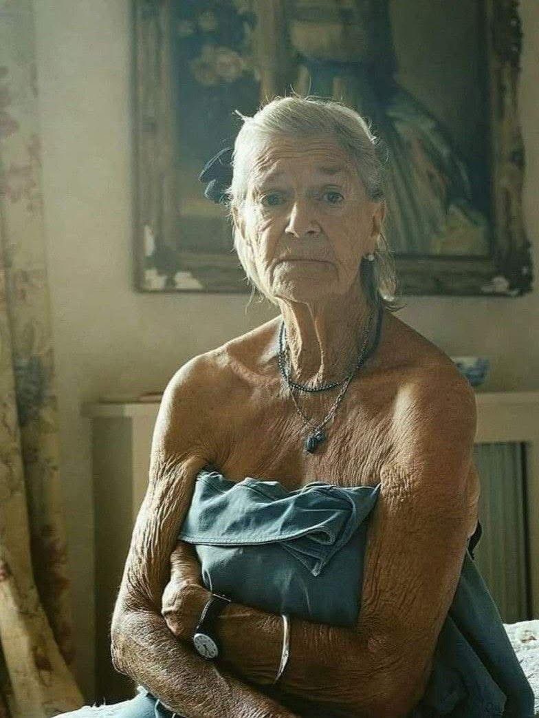 No me asusta el paso del tiempo.
Las arrugas no me ofenden, la piel floja no me avergüenza y el cabello plateado no me recuerda a la muerte, sino a la historia.
No temo caminar más despacio ni olvidar un dato… pero sí temo algo: convertirme en un estorbo.

No quiero que mi vejez