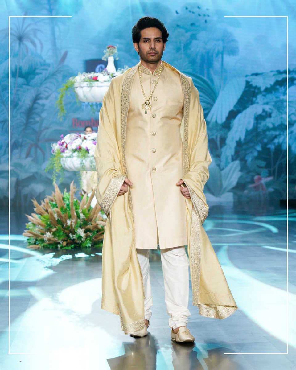 TimesFashionWk's tweet image. An attire that carries history with grace, and wears the present with pride. 

#TimesFashionWeek #IndianAttire #PrideInHeritage #LegacyInThreads