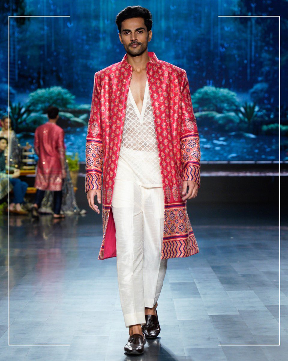 TimesFashionWk's tweet image. An attire that carries history with grace, and wears the present with pride. 

#TimesFashionWeek #IndianAttire #PrideInHeritage #LegacyInThreads