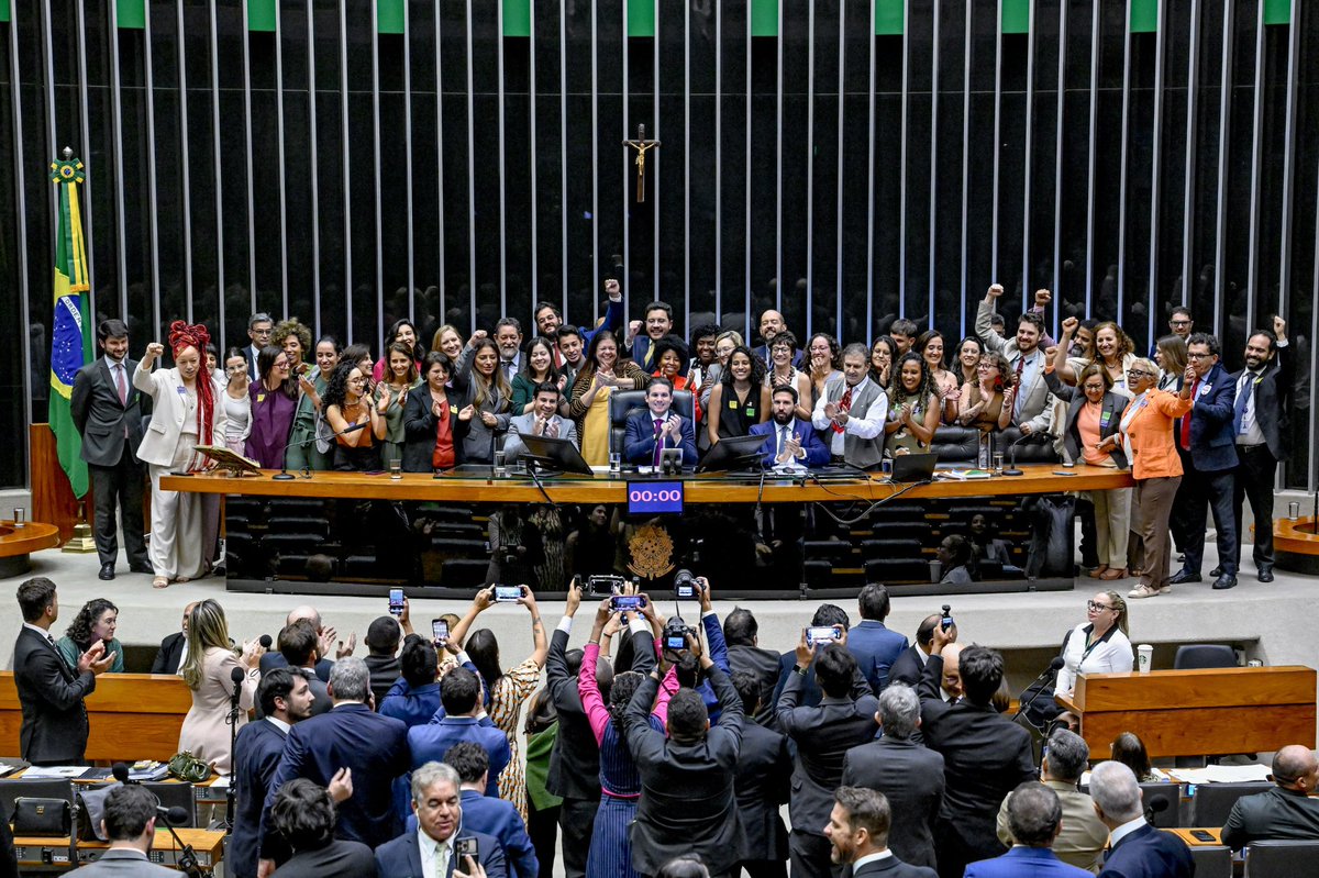 HugoMottaPB's tweet photo. A Câmara aprovou o projeto que protege nossas crianças no ambiente digital. Uma pauta que uniu partidos, superou ideologias e mostrou que o consenso é possível. Porque quando se trata de infância, não há esquerda ou direita: há apenas o dever moral de proteger o futuro do Brasil. https://t.co/nCkxHJoVv6