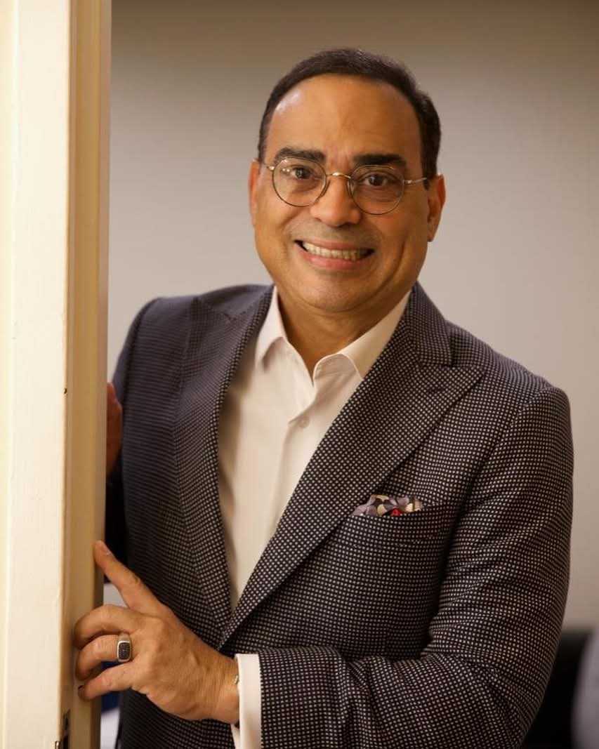 "El Caballero De La Salsa"
               Gilberto Santa Rosa 
Hoy, De Cumpleaños! 🎉🎈
(21/agosto/1962)
Larga y bendecida 🙏🏻 vida, Maestro!