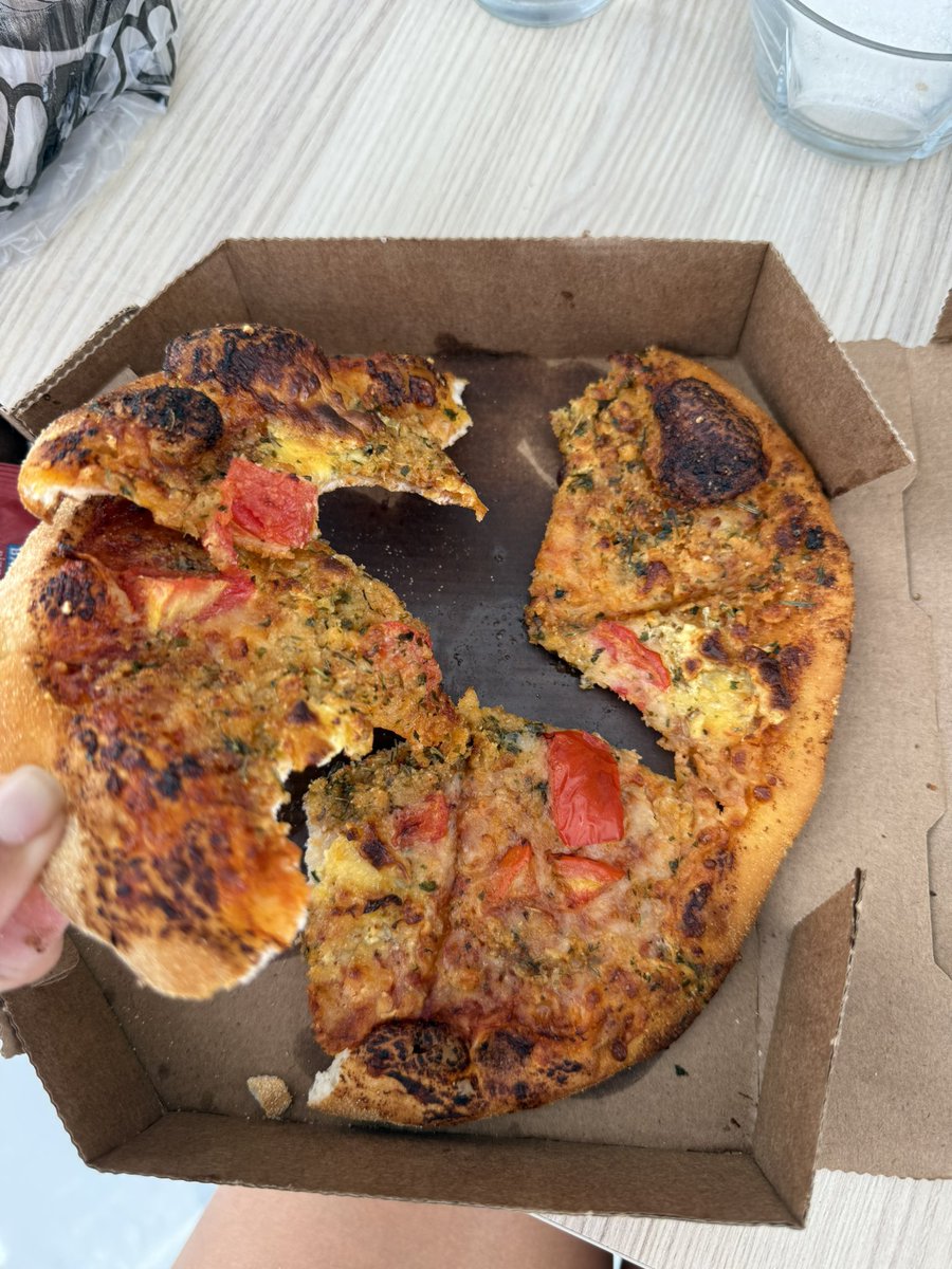 sedafamaous's tweet photo. Gelen pizzaya bakar mısınız ? @DominosTR https://t.co/5zedLXHqCX