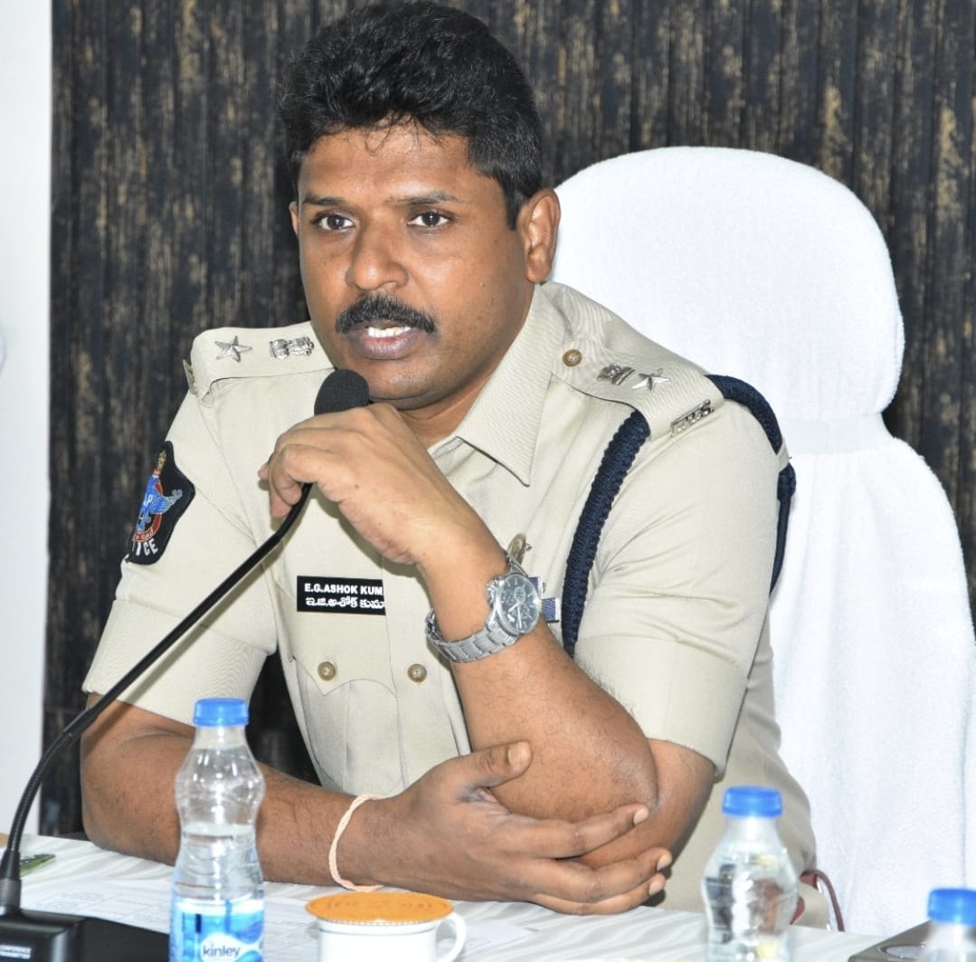 Kadapa_Police's tweet image. ➡️కానిస్టేబుల్ ఉద్యోగాలకు ఎంపికైన అభ్యర్థులు డాక్యుమెంట్ల ధృవీకరణకు హాజరుకావాలి:వై.ఎస్.ఆర్ కడప జిల్లా ఎస్పీ శ్రీ ఇ.జి అశోక్ కుమార్ ఐ.పి.ఎస్ గారు
*కానిస్టేబుల్ ఉద్యోగాలకు ఎంపికైన అభ్యర్థులకు గమనిక
facebook.com/share/p/1Ay5cs…
#kadapapolice
@APPOLICE100 
#APSLPRB
#certificatferification