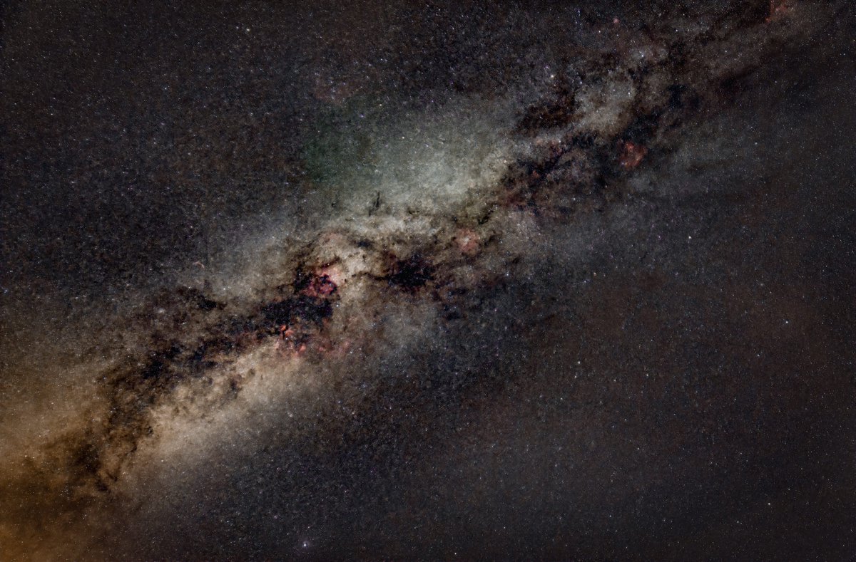 Contemplate the Milky Way from clear skies is always a good idea.

71 lights x 60"

#Astrophotography 

#cielosESA 

#milkyway